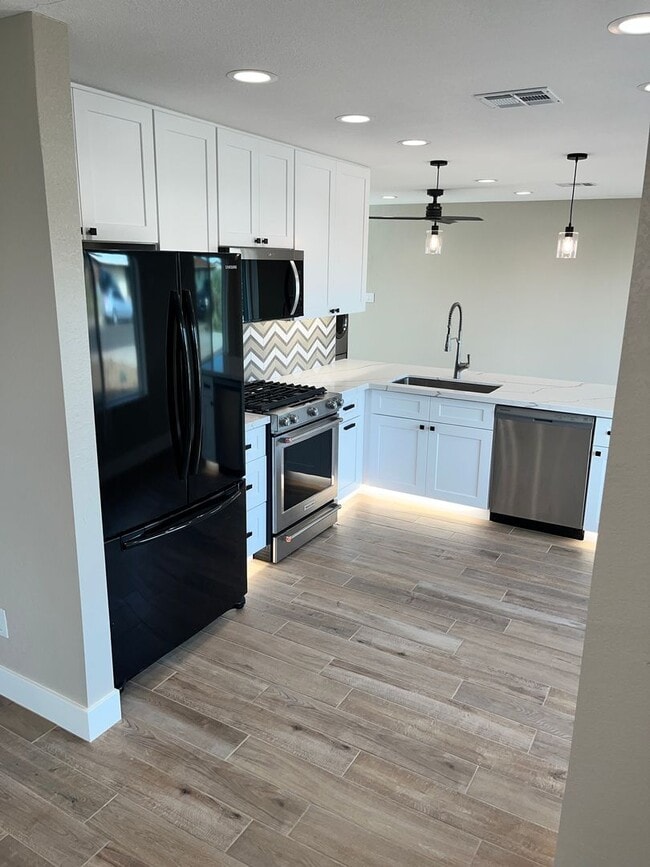 Building Photo - Newly Updated  3 Bedroom, 2 Bath Home in G...