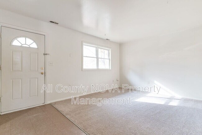 Building Photo - 124 Manor Ln