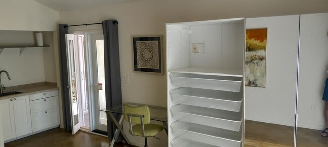 Estantería de almacenamiento y TV - 42029 Cosmic Dr