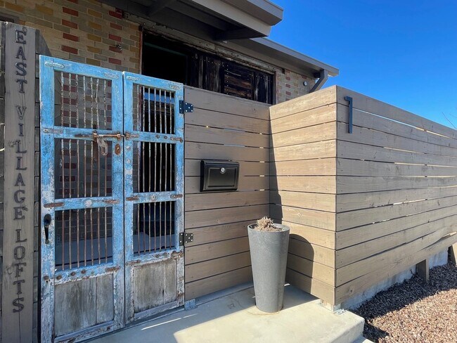 Foto del edificio - 1020 E. 6th St