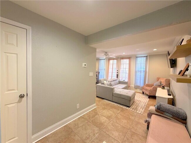 Foto del edificio - UPDATED 2BR/2BA WEST PLAZA CONDO