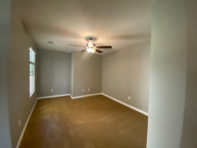 Building Photo - In Hanford-4 Br 2.5 Ba Available Now