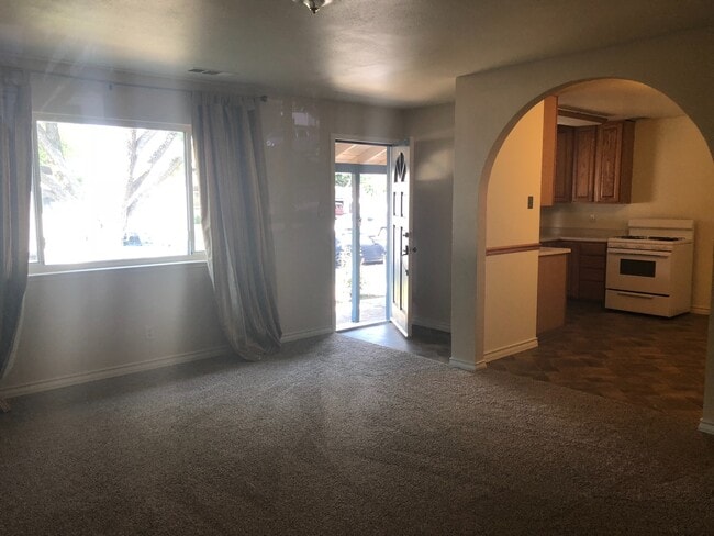 Building Photo - 4 bedroom 2 bathroom downtown Red Bluff home