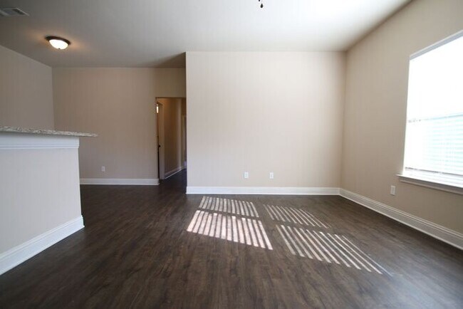 Foto del edificio - Beautifully Upgraded 3/2 Duplex w/ Garage & Fenced Yard | Off Camp Bowie!