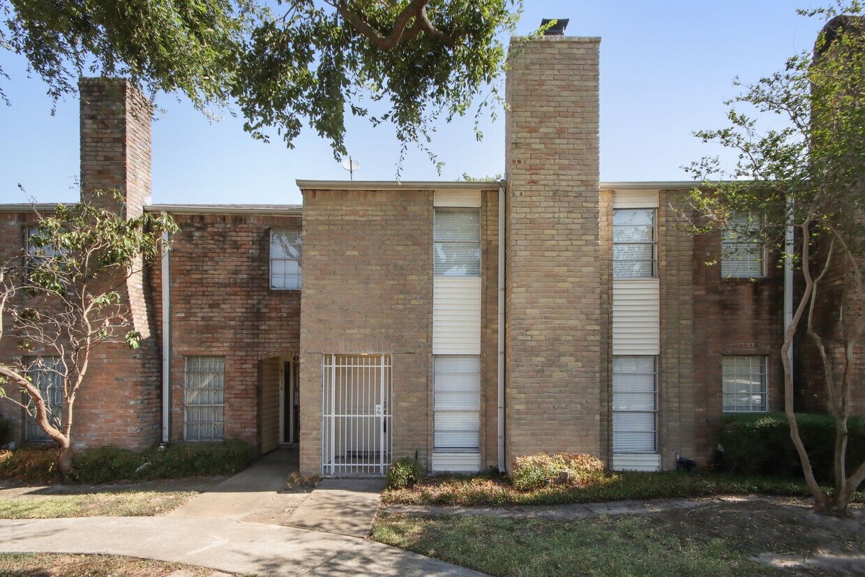 Foto principal - Newly Remodeled Townhome