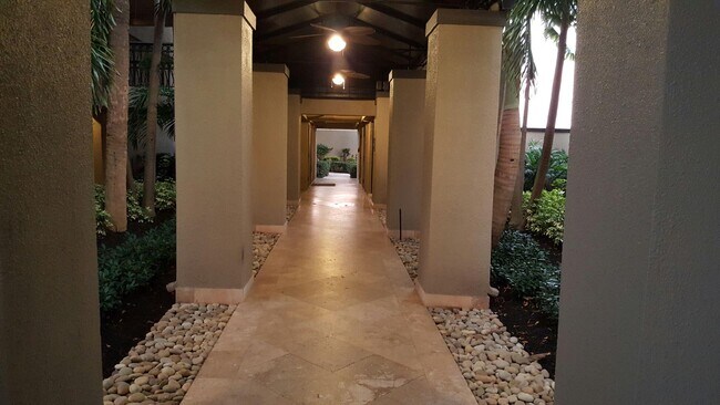 Foto del edificio - 1830 Embassy Dr