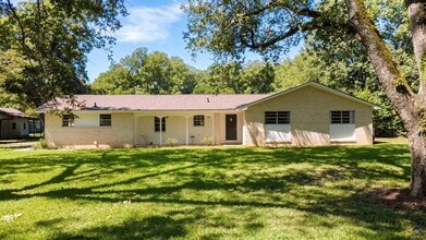 Building Photo - 533 Lake Joy Rd