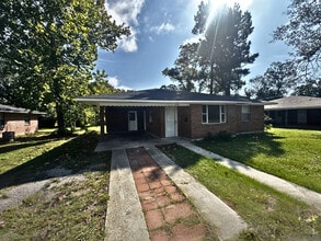 Building Photo - 300 Maple St