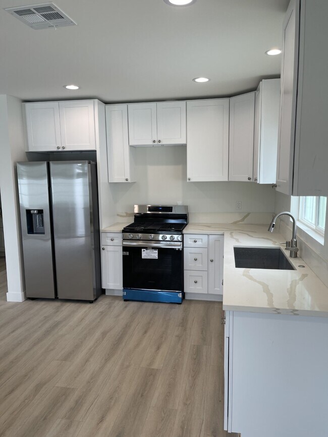 Foto del edificio - 8142 Redbush Ln