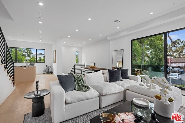 Building Photo - 1426 N Sycamore Ave