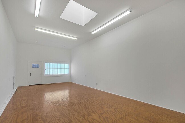 Building Photo - 1135 N La Brea Ave