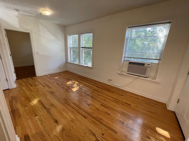 Foto del edificio - 2360 W Dickens Ave