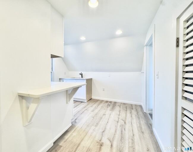 Building Photo - 44 Highview Ave