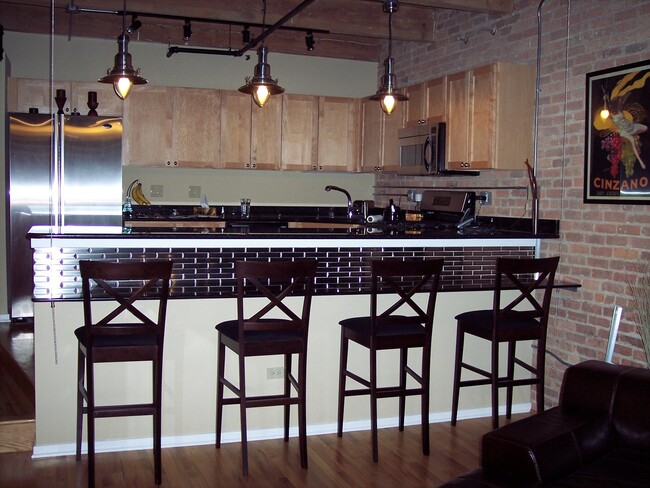 Floating Breakfast bar - 420 W Ontario St