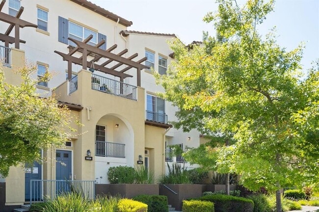 Building Photo - Gorgeous 2 Bed 2 Bath Dublin Townhome with Amenities! Centrally Located!