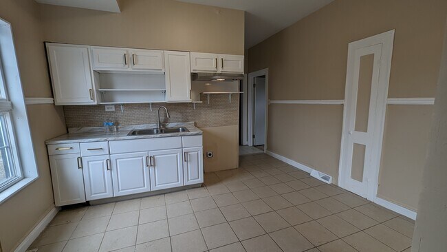 Building Photo - 429 W 41st Ave