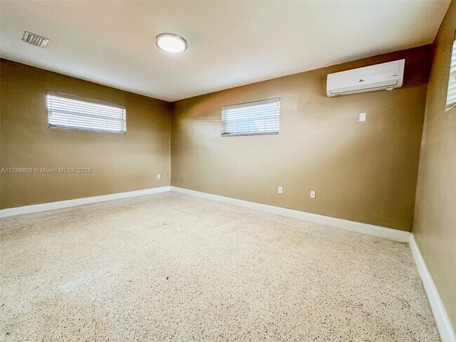 Foto del edificio - 2815 NW 88th St