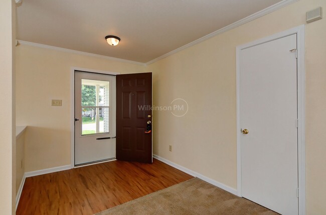 Building Photo - Crowder Mountain Big Beautiful 4Bed/3Bath ...