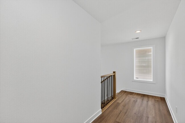 Building Photo - 1100 NW Sproul Dr