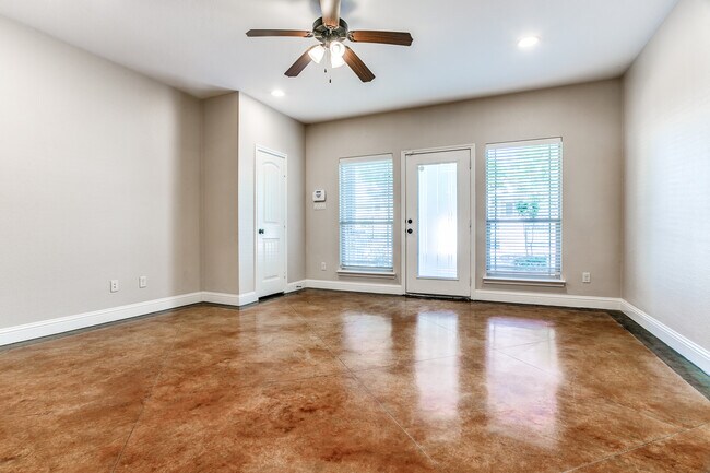 Building Photo - 2733 Lubbock Ave