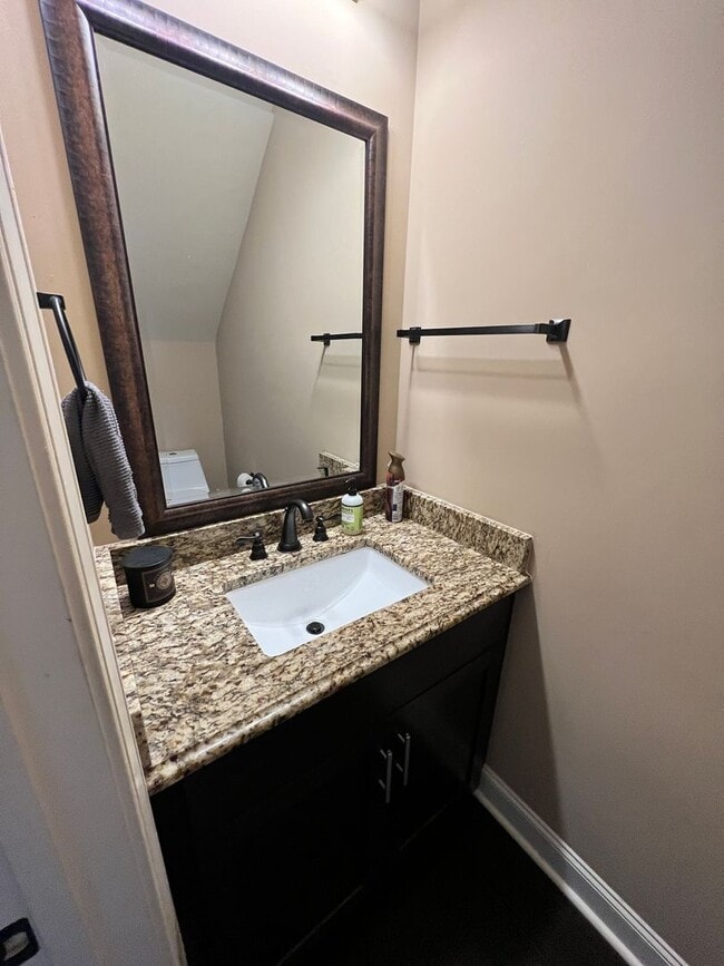 Building Photo - Parkview Condo- Unit H