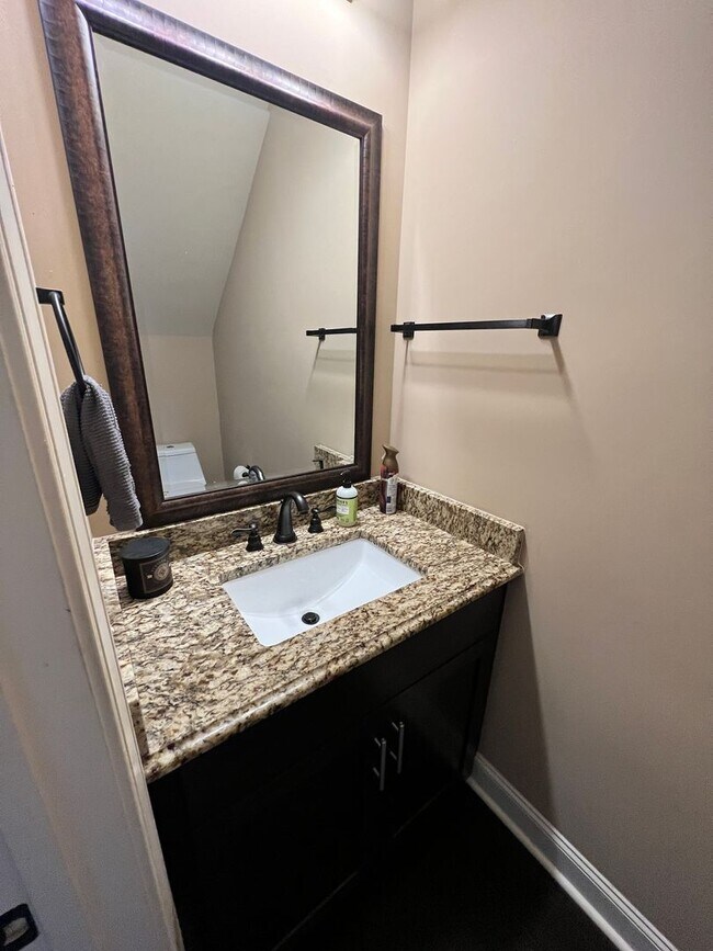 Foto del edificio - Parkview Condo- Unit H