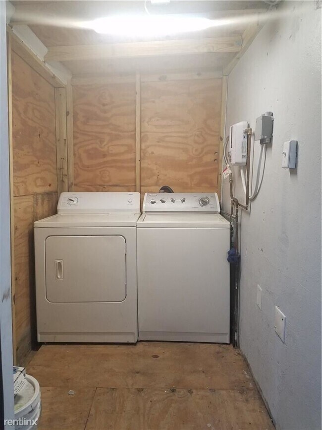 Building Photo - 2 br, 1 bath House - 5850 Hayes St