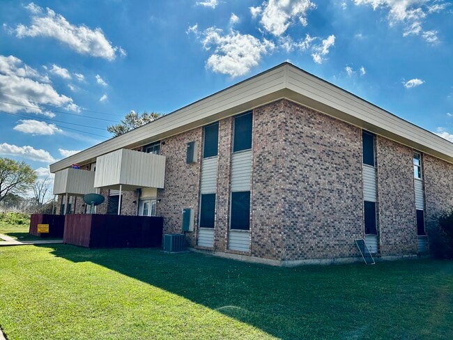 Building Photo - 305 Greenbriar St