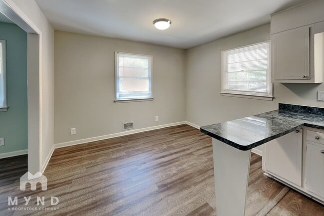 Building Photo - 2731 Carriage Ln