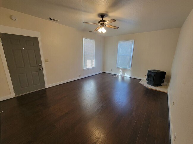 Foto del edificio - 2 Bedroom 1 Bathroom Home in Corning For R...