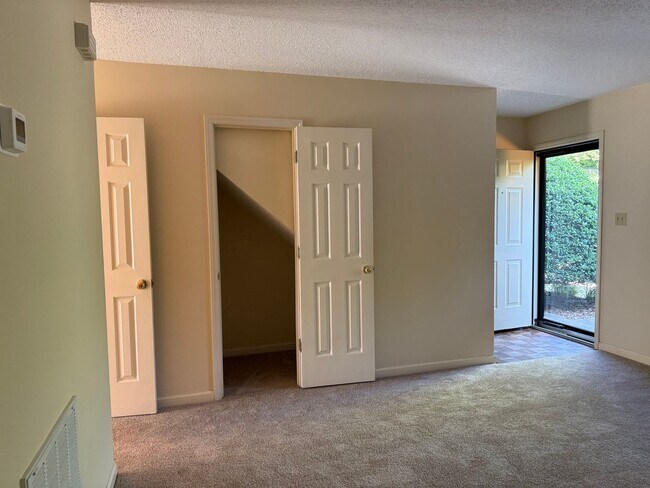 Foto del edificio - Private 2BD/1.5BA Townhouse in Prime NW Hickory Location | Available 6/1/2026