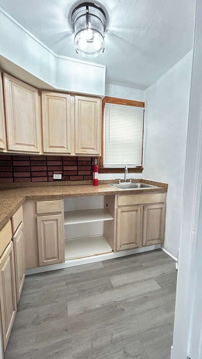 Foto del edificio - 4288 E 128th St