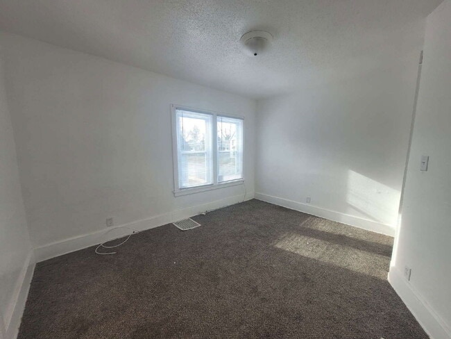 Building Photo - 419 N Memorial Dr