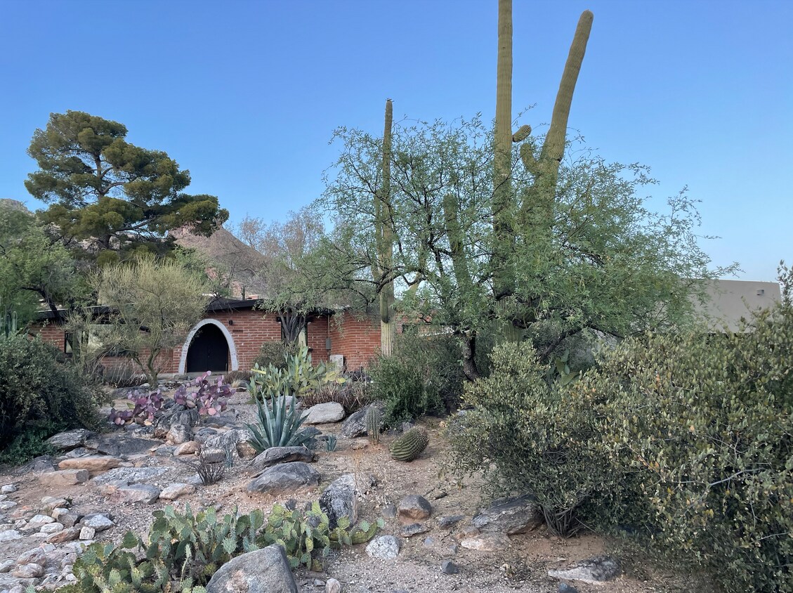 Primary Photo - 6930 N Montezuma Dr