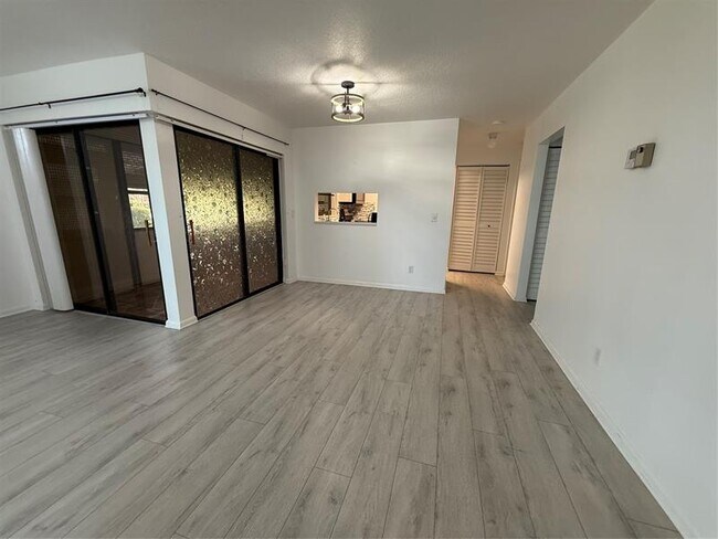 Foto del edificio - 6101 Woodlake Blvd