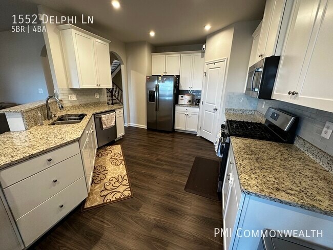 Foto del edificio - 4 Bed / 3.5 Bath Townhouse (Available 4/15...