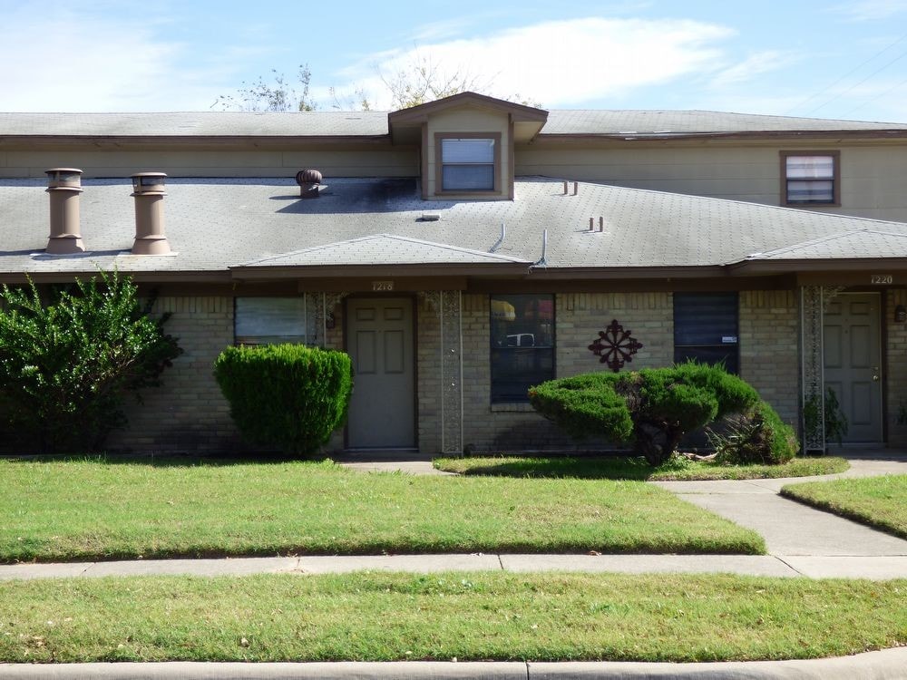 Primary Photo - 2 Bedroom 1.2 Bath Fourplex with 2 Car Garage