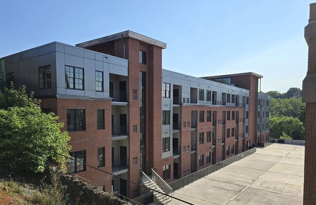 Building Photo - Interior 1 Bed / 1 Bath Apartment at Water...