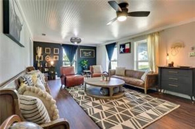 Foto del edificio - 3911 Southwinds Dr
