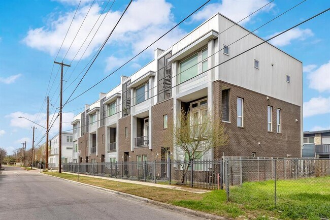 Building Photo - 1008 Concordia Ave