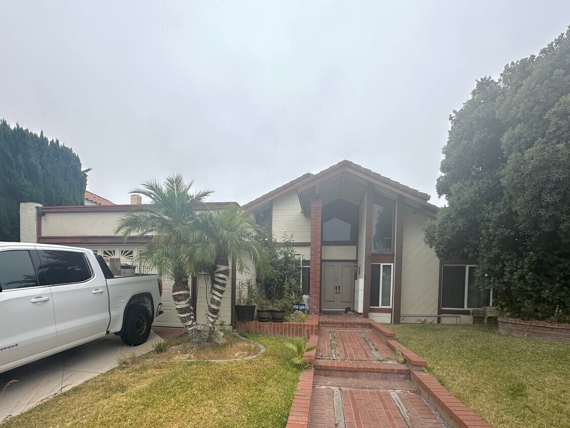 Foto principal - Spacious 4-Bedroom Home for Lease in Desir...