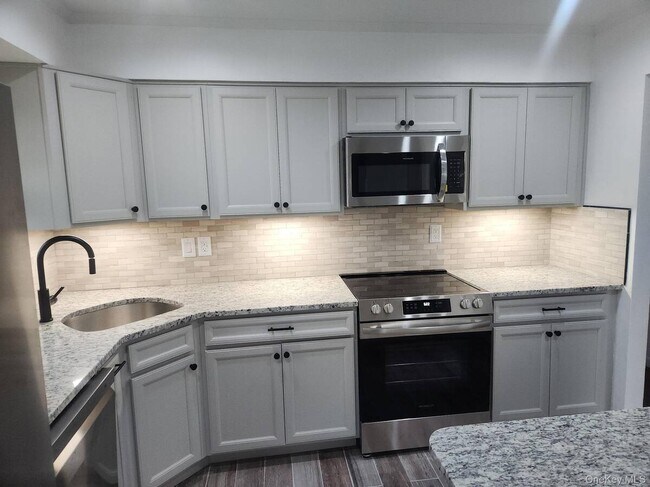 Foto del edificio - 147 Connetquot Rd