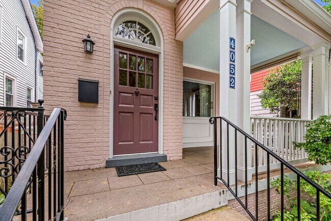 Building Photo - Available Now! Updated// 4 Bedroom 2 Bathr...