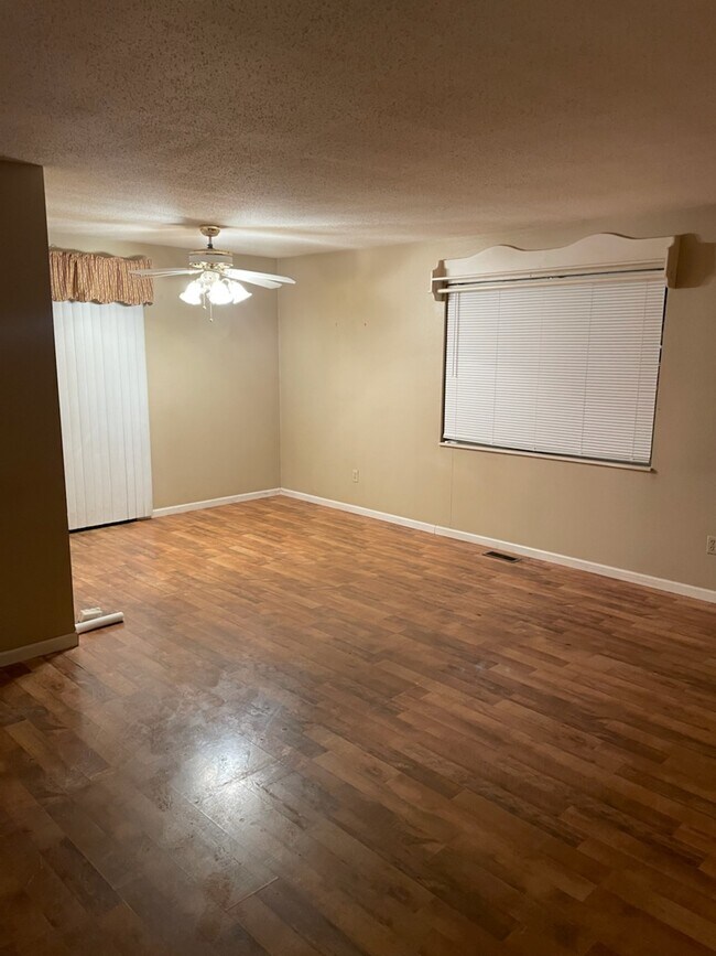 Building Photo - 2645 Villa Park Dr