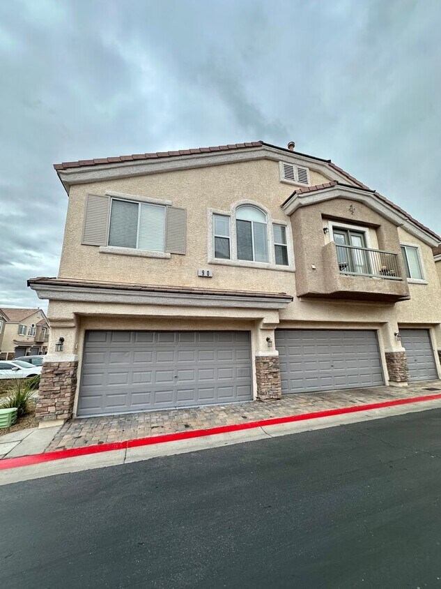 Foto principal - IMMACULATE REMODLED 2 STORY TOWNHOME IN HE...