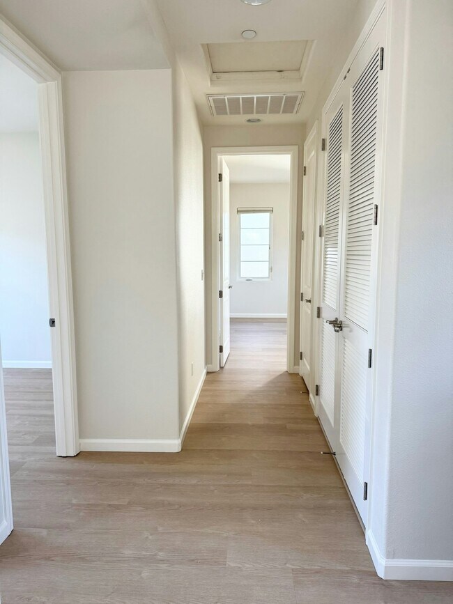 Foto del edificio - 2024 Tarragon Rose Ct