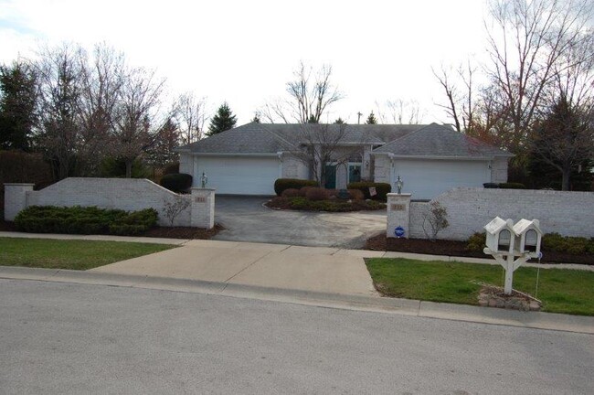 Building Photo - 715 Shadow Ln