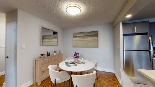 Building Photo - 2 Silver Maple Court