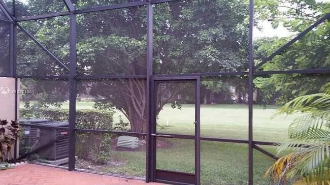 Foto del edificio - 3961 Adra Ave