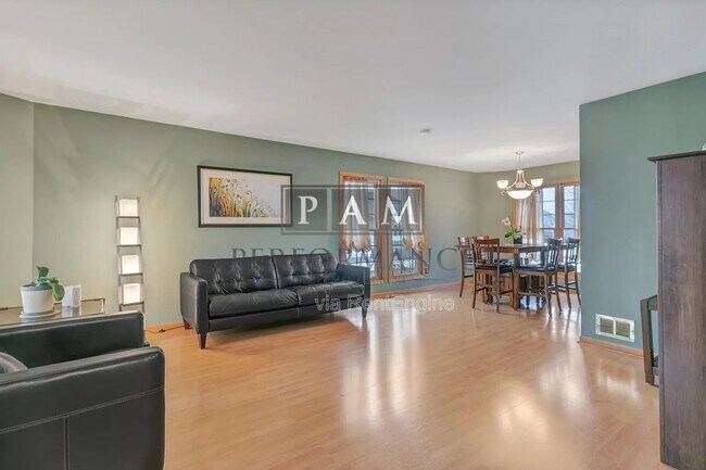 Foto del edificio - 6422 99th Ave